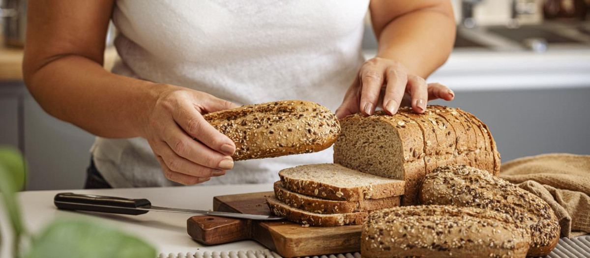 Una mujer prepara su desayuno