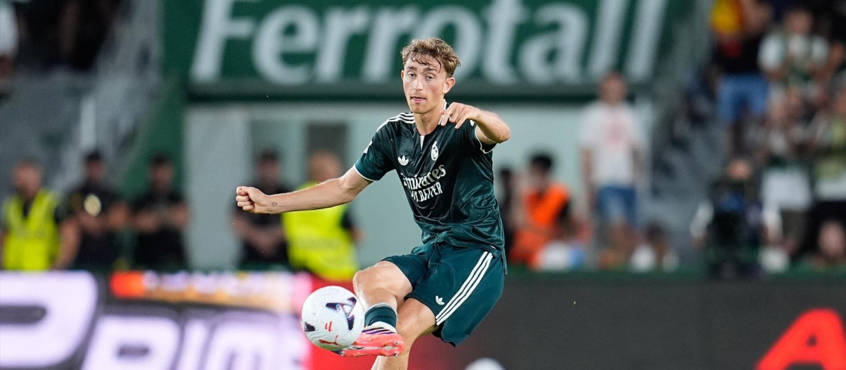 Dean Huijsen pasa un balón en el encuentro frente al Elche