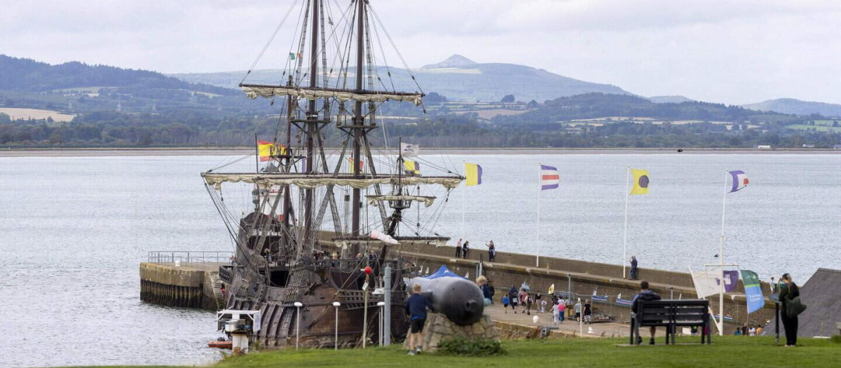 El Galeón atracado en el puerto de Wicklow