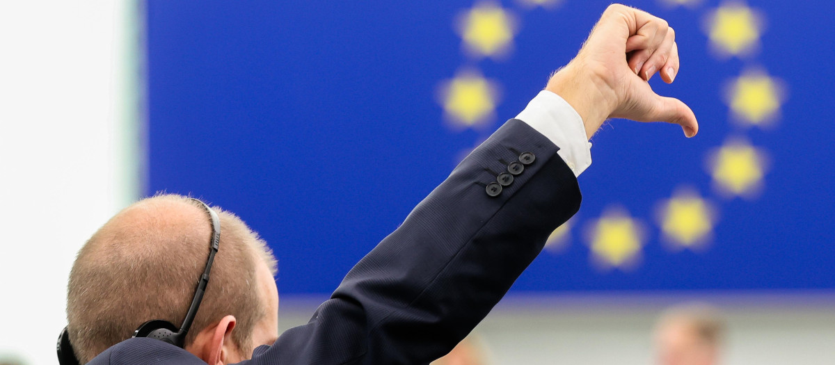 Un eurodiputado indica el voto en contra de su grupo en una votación del Parlamento Europeo en Estrasburgo (Francia).