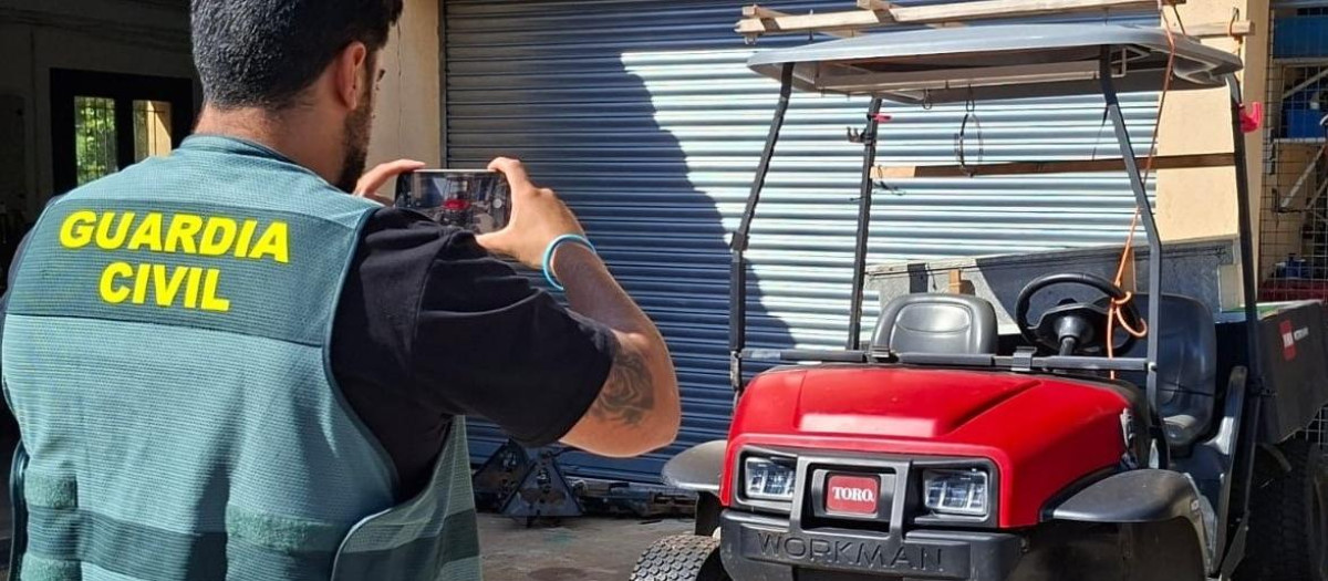 Los menores destrozaron dos vehículos del campo de golf.