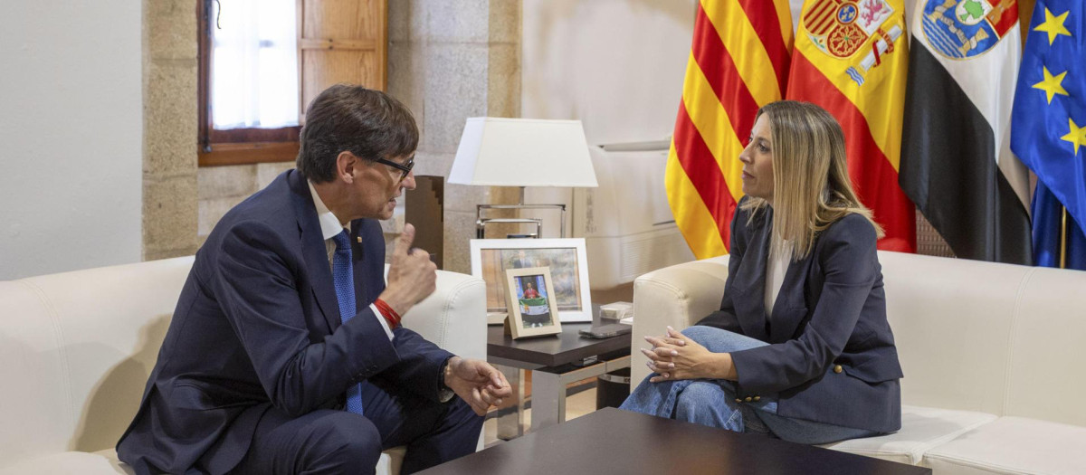 La presidenta de la Junta de Extremadura, María Guardiola, recibe al presidente de la Generalitat, Salvador Illa