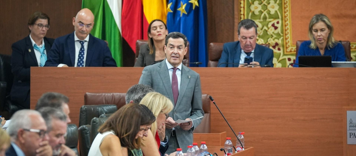 El presidente de la Junta de Andalucía, Juanma Moreno, en la primera jornada del Pleno del Parlamento andaluz