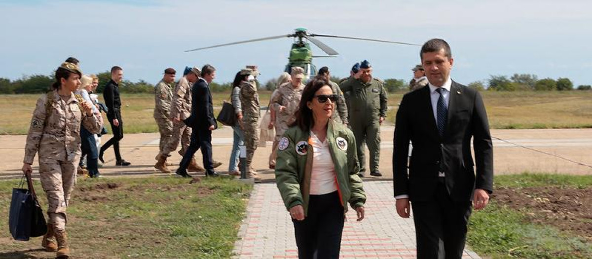 La ministra de Defensa, Margarita Robles, se ha reunido en la base aérea ‘Mihail Kogalniceanu’ con su homólogo de Rumanía, Radu-Dinel Miruta