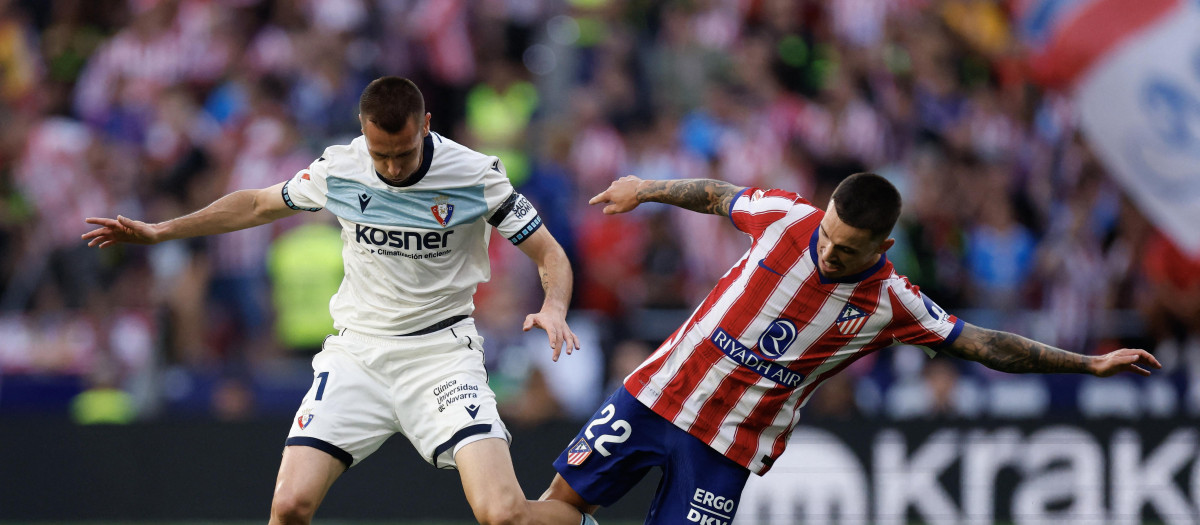Grimaldo pelea un balón con Dubasin en el Atlético de Madrid - Osasuna