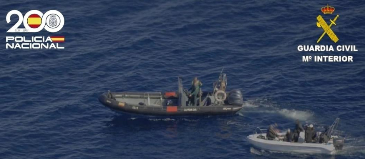 Rescate de una patera localizada en aguas de Ibiza el pasado febrero.