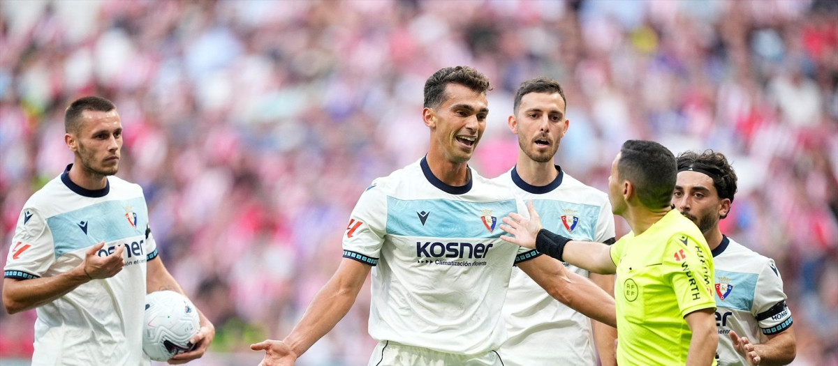 Los jugadores de Osasuna le protestan el gol anulado a Hernández Maeso