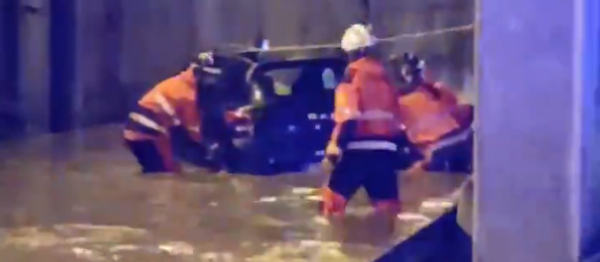Efectivos de los Bomberos de Barcelona trabajan en la ronda de Dalt a la altura de la salida 2