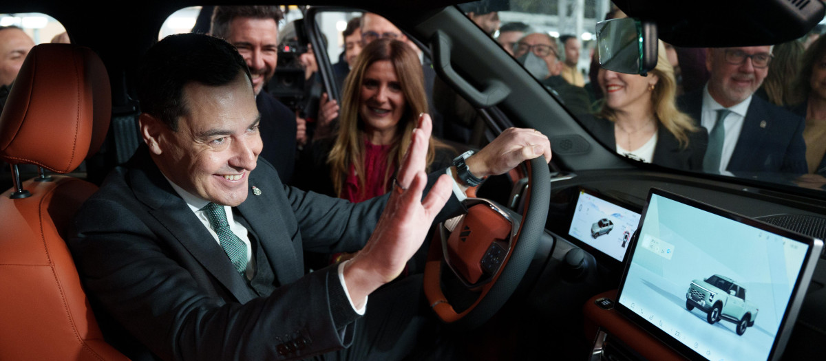 El presidente de la Junta de Andalucía, Juanma Moreno, sube a uno de los modelos de coches fabricado en la factoría de Santana Factory (archivo)