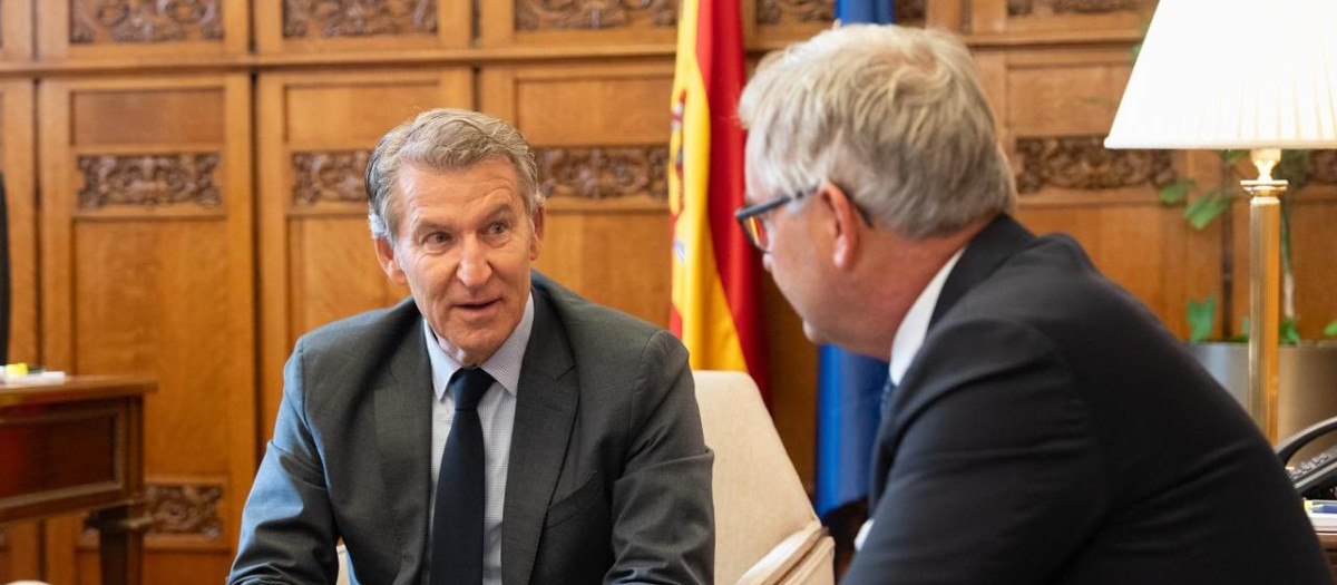 El presidente del PP, Alberto Núñez Feijóo, y el comisario europeo de Interior y Migración, Magnus Brunner