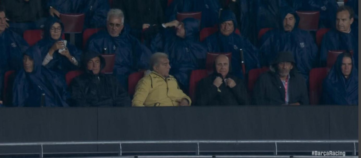 Laporta lució un chubasquero amarillo para hacer frente a la lluvia en el partido frente al Racing de Santander