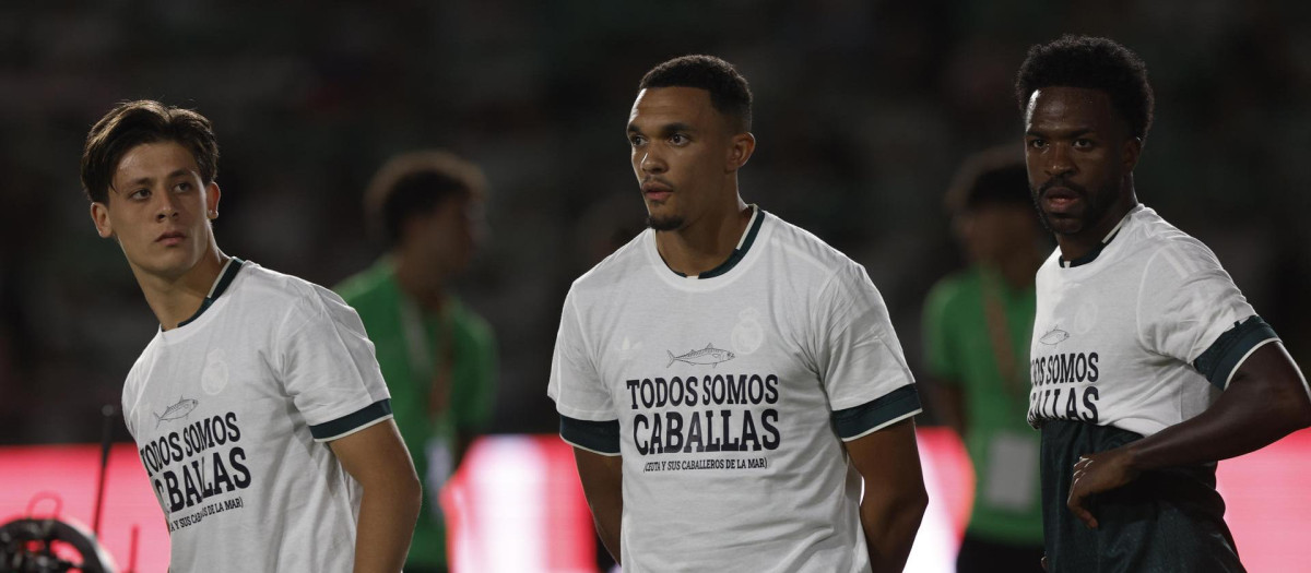 Los jugadores del Real Madrid lucen una camiseta de apoyo a Ceuta antes del partido contra el Elche