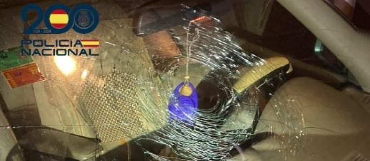 Coche con el cristal roto del golpe que el individuo le arreó

REMITIDA / HANDOUT por POLICÍA NACIONAL
Fotografía remitida a medios de comunicación exclusivamente para ilustrar la noticia a la que hace referencia la imagen, y citando la procedencia de la imagen en la firma
17/9/2026