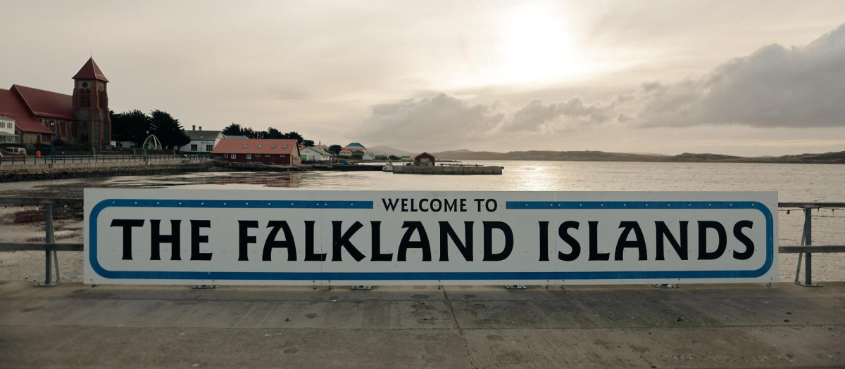 Un cartel The Falkland Island en Puerto Argentino/Stanleyen en Islas Malvinas (Argentina).