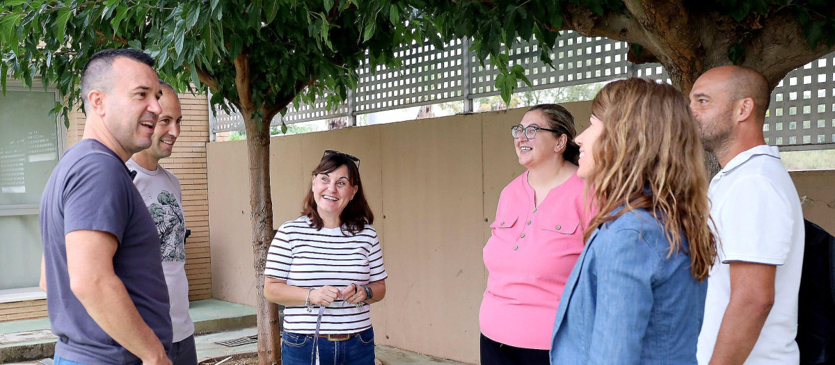 Vicent Mompó acompaña un grupo de alumnos de Benigànim en su trayecto en la furgoneta escolar a Bellús