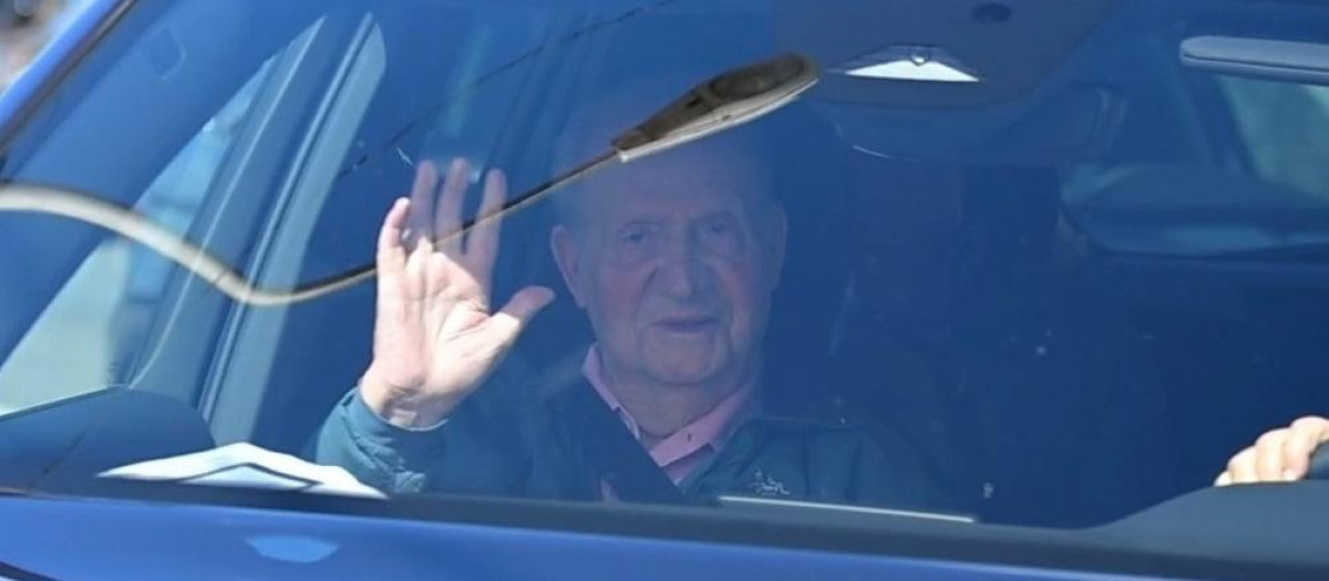 El Rey Juan Carlos y Pedro Campos a su llegada a un restaurante