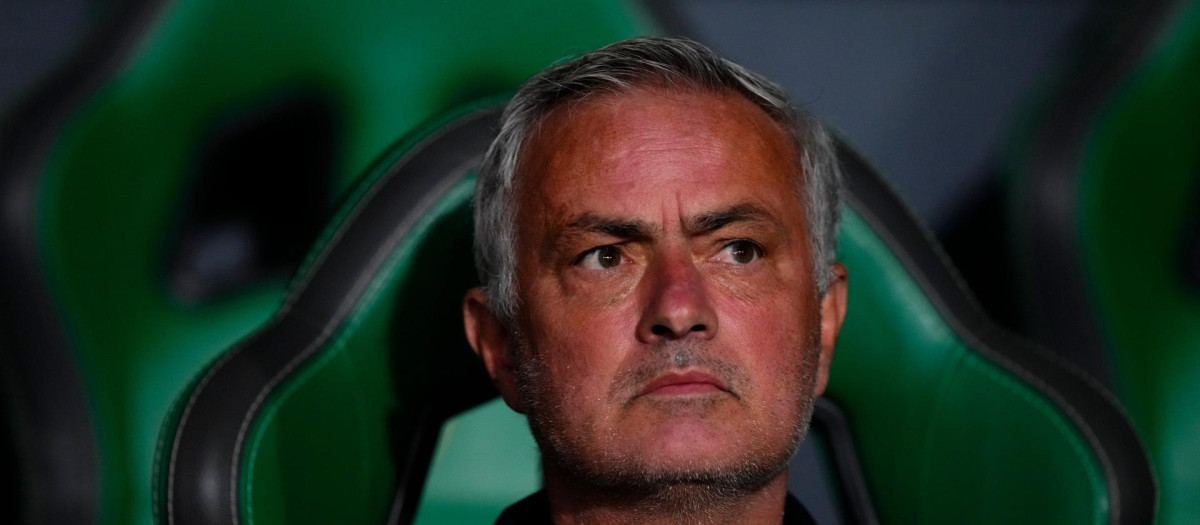 Mourinho reflexiona en el banquillo antes del inicio del Elche - Real Madrid