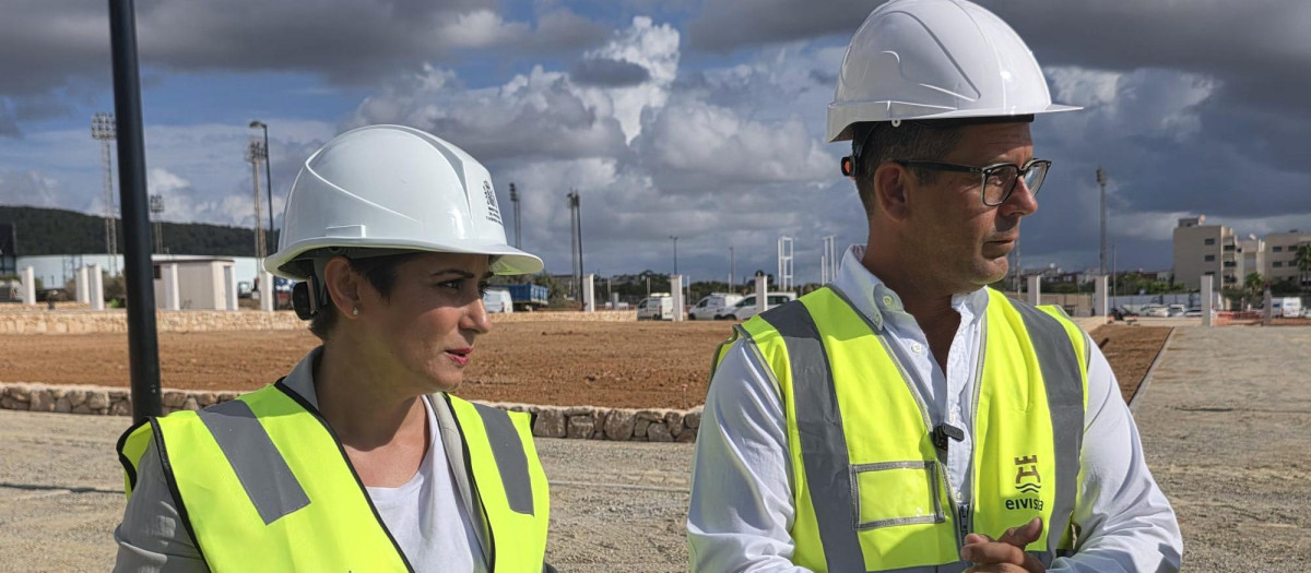 La ministra de Vivienda, Isabel Rodríguez, y el alcalde de Ibiza, Rafael Triguero, en Ca n'Escandell.
