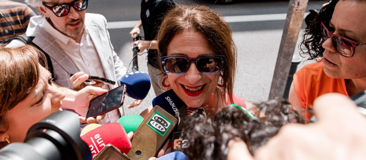 La fontanera del PSOE Leire Díez en las puertas de Ferraz