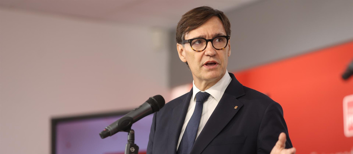 El presidente de la Generalitat de Cataluña, Salvador Illa, durante una rueda de prensa tras una reunión, en la sede del PSOE de Extremadura