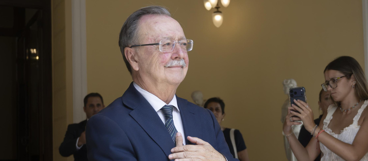 El presidente de Ceuta, Juan Jesús Vivas, antes de una reunión con la Fiscal General del Estado, en el Ayuntamiento, a 27 de agosto de 2026, en Ceuta (España). Peramato se ha reunido con Vivas para abordar la situación de la entrada masiva de migrantes y el proceso de filiación de los menores no acompañados.,Image: 1128806950, License: Rights-managed, Restrictions: , Model Release: no  , Credit line: Marcos Moreno / Europa Press
