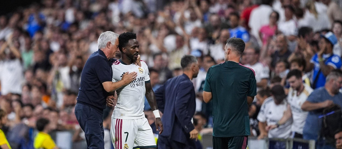 José Mourinho anima a Vinicius tras ser sustituido en un partido de esta temporada