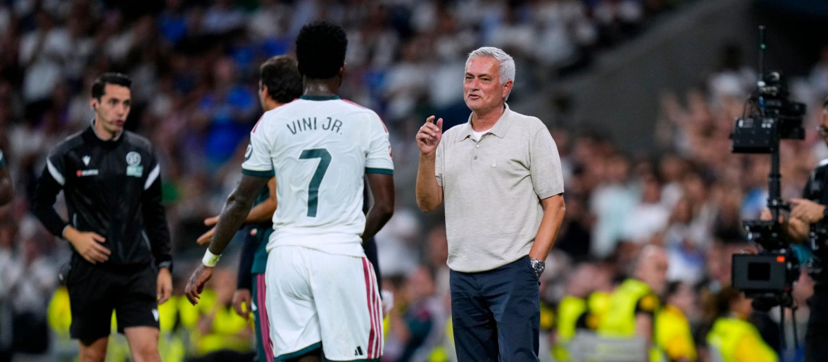 Mourinho charla con Vinicius en la zona técnica del Bernabéu