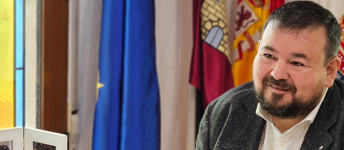 El alcalde de La Roda, Juan Ramón Amores

REMITIDA / HANDOUT por AYUNTAMIENTO DE LA RODA
Fotografía remitida a medios de comunicación exclusivamente para ilustrar la noticia a la que hace referencia la imagen, y citando la procedencia de la imagen en la firma
29/12/2023