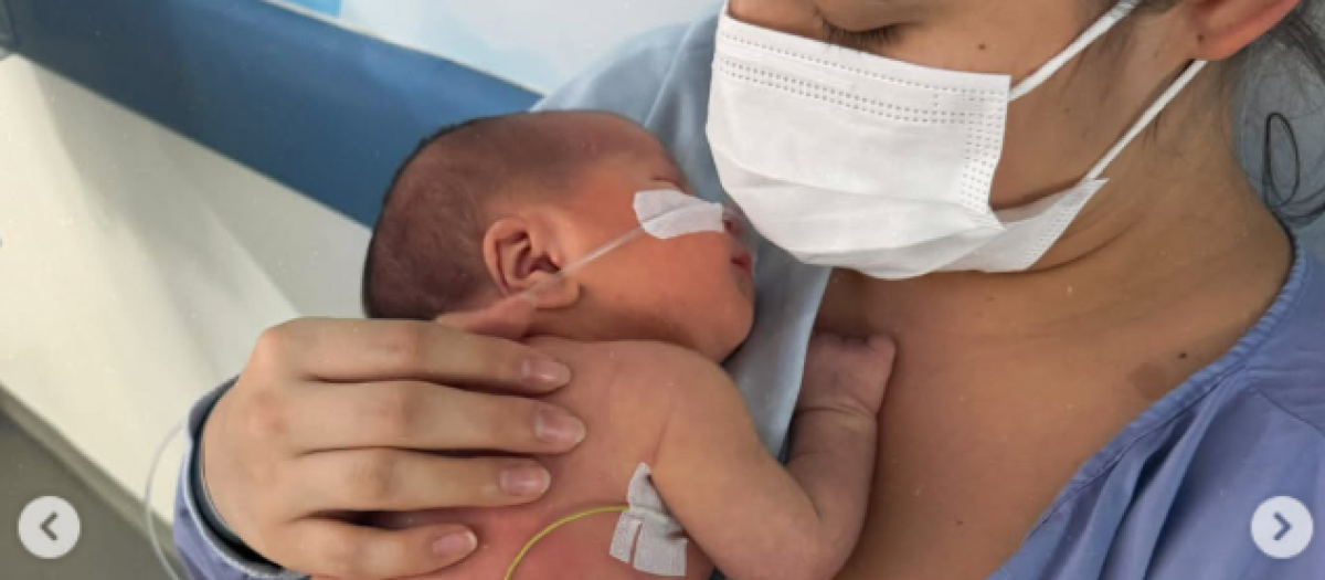 La pequeña Gemma en el regazo de su madre