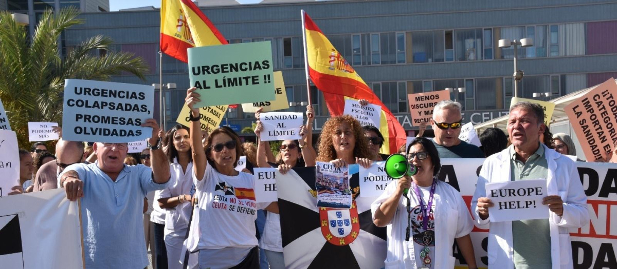 Médicos y sanitarios de Ceuta manifestándose