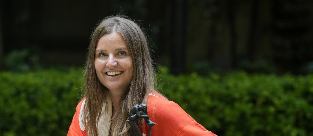 La abogada aragonesa residente en Barcelona Marta Borraz, posa tras ganar este jueves el premio Tusquets Editores 2026 con su novela 'Las Leopardas', sobre la historia de un grupo de mujeres pioneras de finales del siglo XX en España. EFE/ Alejandro García