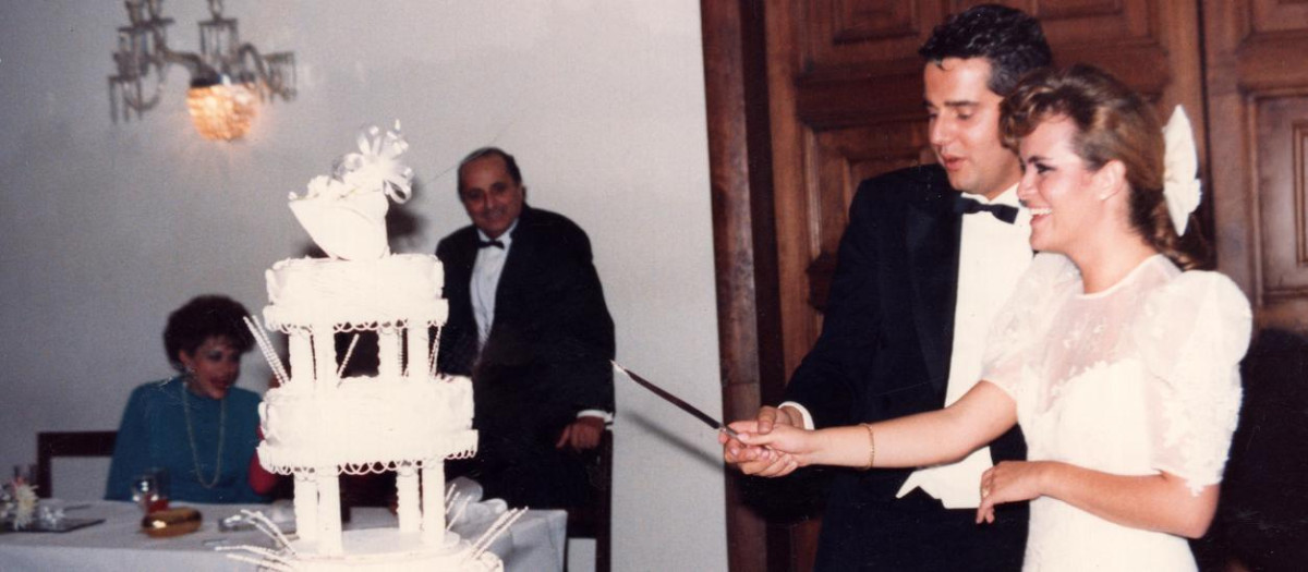 Cortar con espada una tarta adornada con bengalas en un salón de bodas: un clásico de los 80
