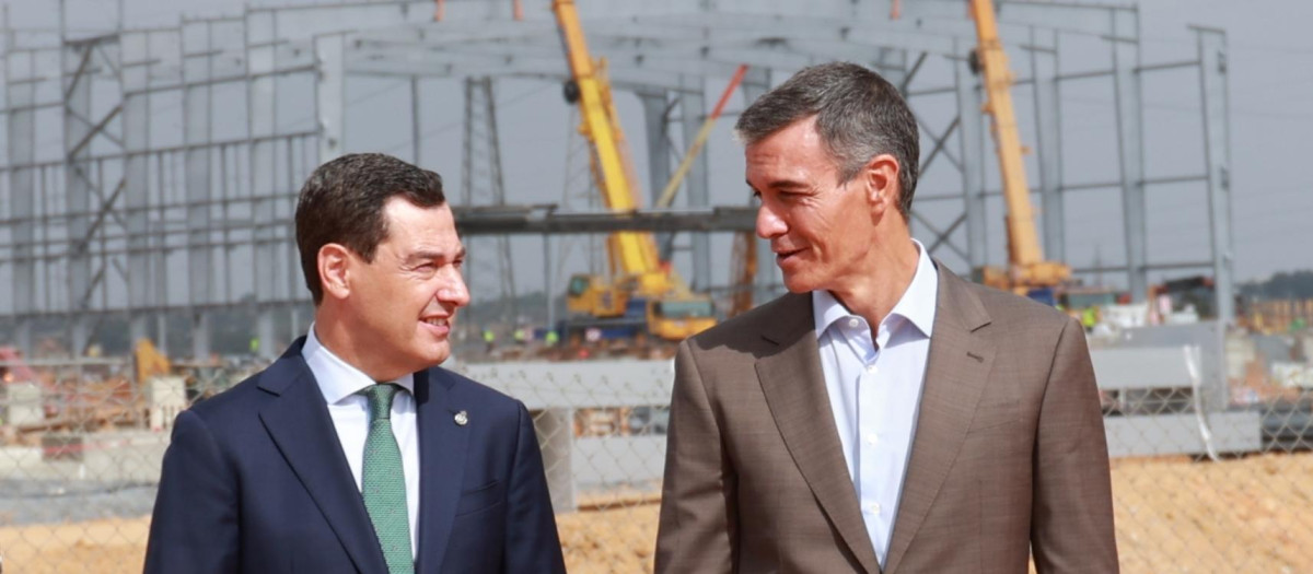 El presidente de la Junta, Juanma Moreno, junto al presidente del Gobierno, Pedro Sánchez, este jueves en Palos de la Frontera (Huelva)