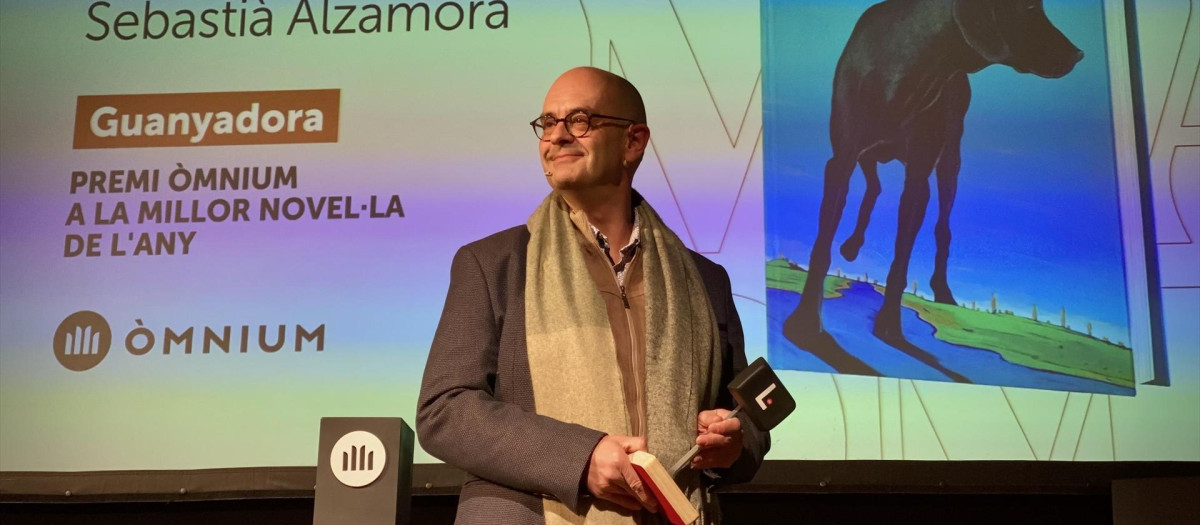 El escritor mallorquín Sebastià Alzamora recibiendo en 2022 el Premi Òmnium a la Mejor Novela por su novela 'Ràbia'
