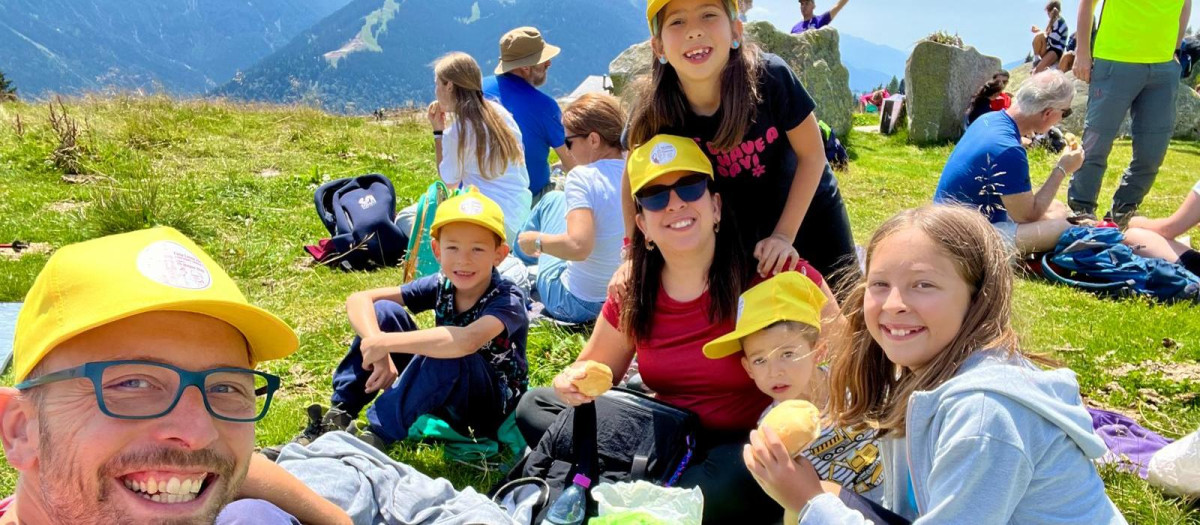 Sara Martín, junto a su marido Marco y sus cuatro hijos
