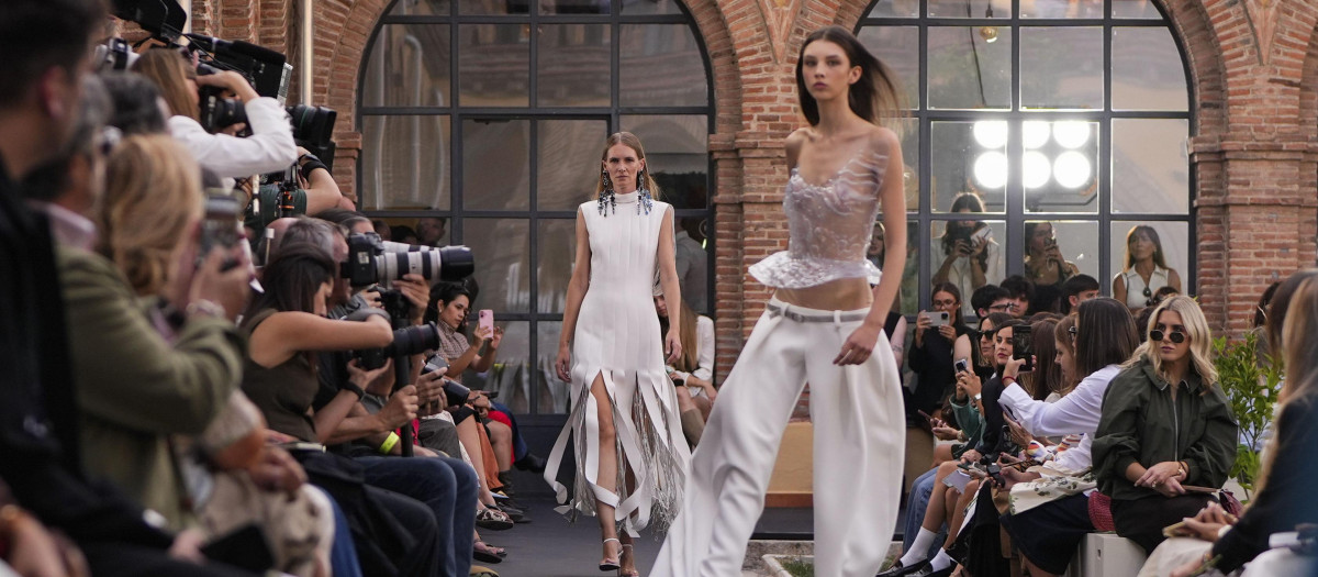 Modelos muestran creaciones de la colección primavera-verano 2027 de Isabel Sanchís durante un desfile celebrado en el marco de la Semana de la Moda Mercedes-Benz Fashion Week Madrid, este jueves. EFE/ Borja Sanchez-trillo