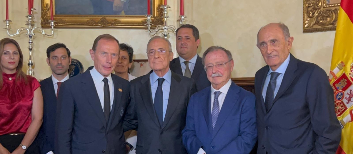 El presidente de Ceuta, Juan Jesús Vivas, recibe al presidente del Real Madrid, Florentino Pérez, al presidente de honor del equipo, Pirri, y el director de Relaciones Institucionales, Emilio Butragueño.

Gabriela Sardá Núñez / Europa Press
18/9/2026