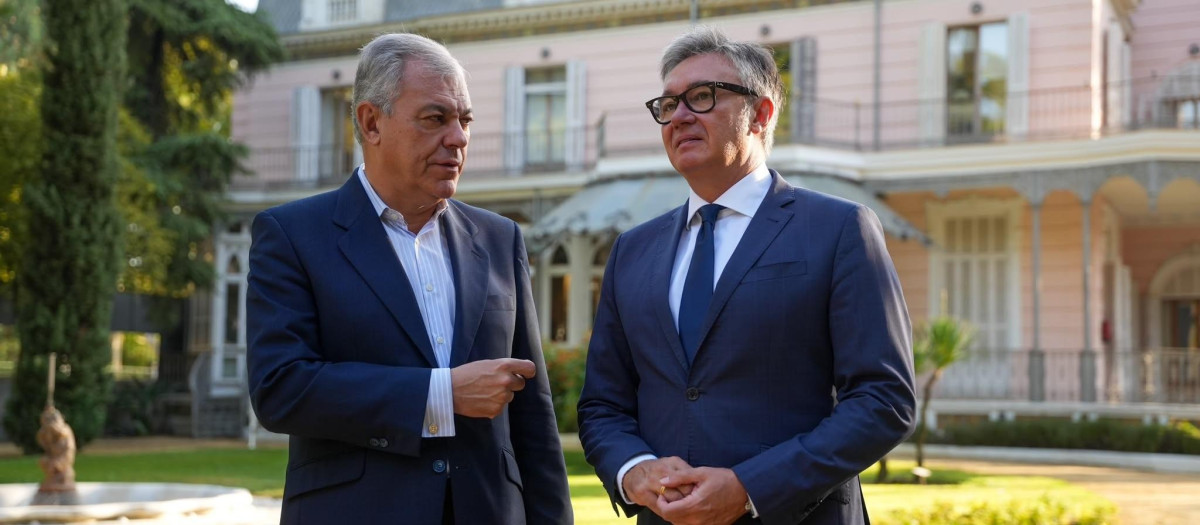 El alcalde de Sevilla, José Luis Sanz, junto al consejero de Turismo, Justicia, Desregulación y Administración Local, Manuel Gavira, en su primera reunión institucional