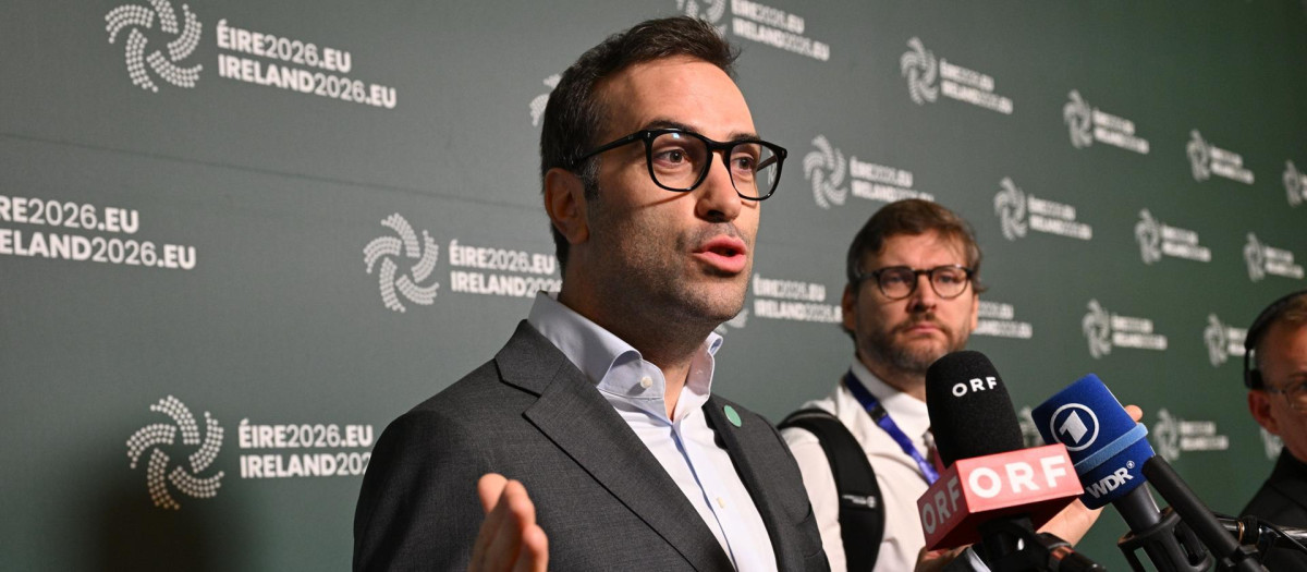 El ministro de Economía, Carlos Cuerpo, a su llegada a Dublín, donde ha insistido en la necesidad de poner un impuesto a las energéticas