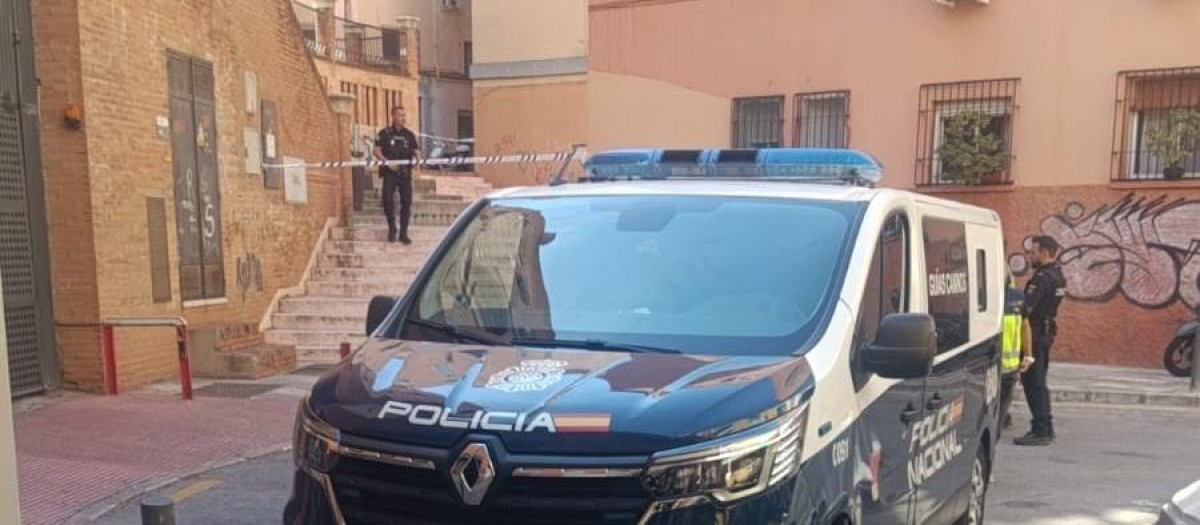Imagen de un coche de la Policía Nacional en la zona de Málaga donde se ha producido un tiroteo
