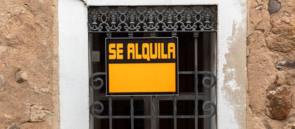 Cartel de una vivienda en alquiler