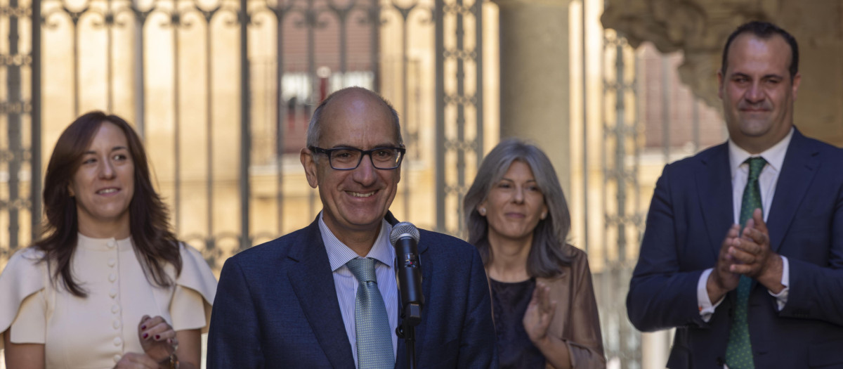El presidente de la Diputación Provincial, Javier Iglesias, comparte un encuentro informativo con los medios de comunicación de Salamanca con motivo de su marcha al Senado