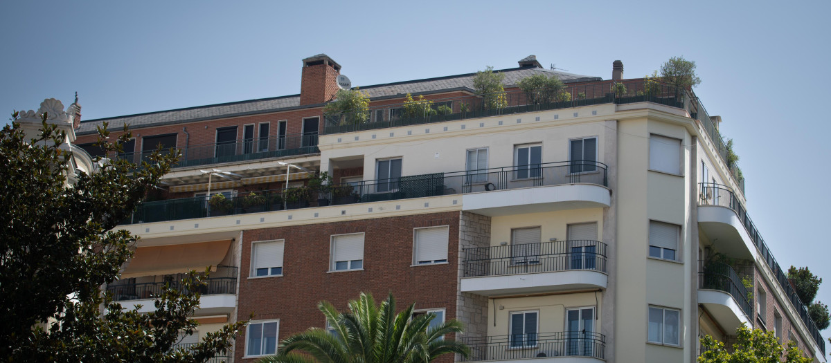 Fachada del ático en el barrio de Chamberí adquirido por la Comunidad de Madrid