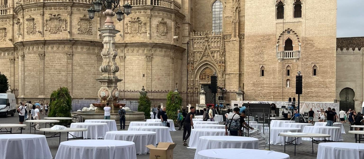 Imagen de los preparativos de la gala, con la Catedral y la Giralda al fondo