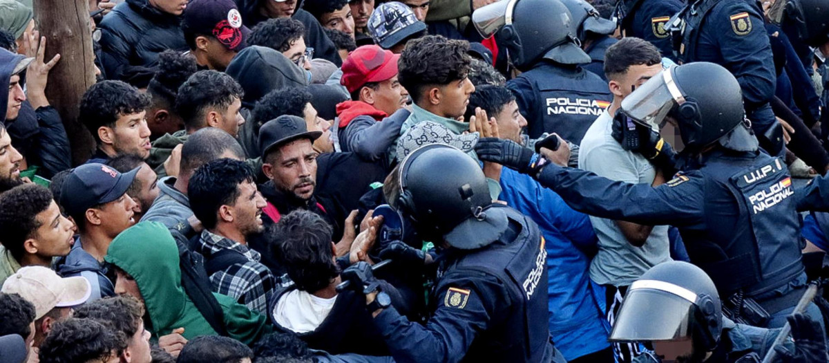 Traslado de inmigrantes asentados en la playa de Benítez, este viernes