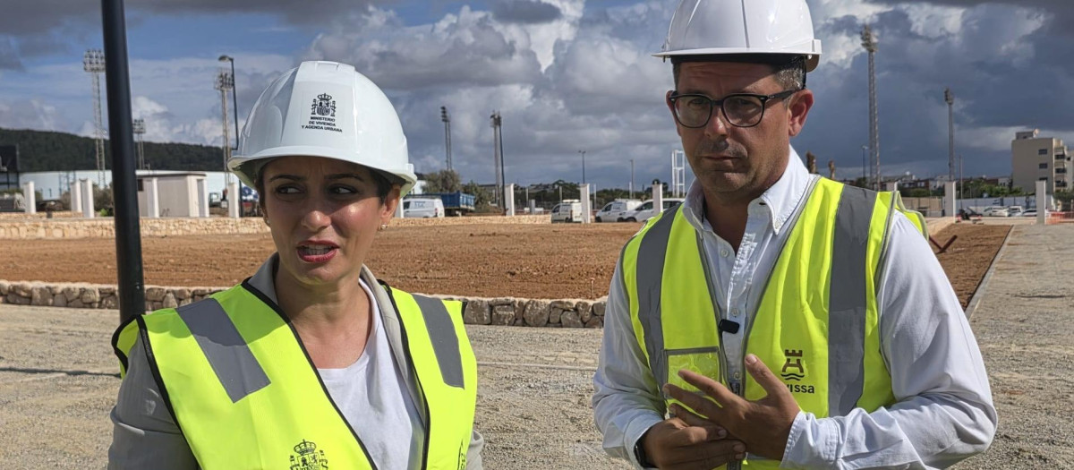 La ministra de Vivienda, Isabel Rodríguez, junto al alcalde de Ibiza, Rafael Triguero, en Ca n'Escandell.