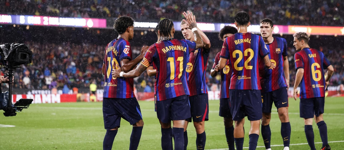 Los jugadores del FC Barcelona, en un partido en el Camp Nou