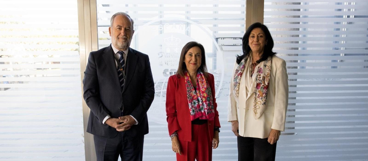 La ministra de Defensa, Margarita Robles, junto a la directora del CNI, Esperanza Casteleiro, y el secretario general, Luis García Terán

REMITIDA / HANDOUT por MINISTERIO DE DEFENSA
Fotografía remitida a medios de comunicación exclusivamente para ilustrar la noticia a la que hace referencia la imagen, y citando la procedencia de la imagen en la firma
18/9/2026