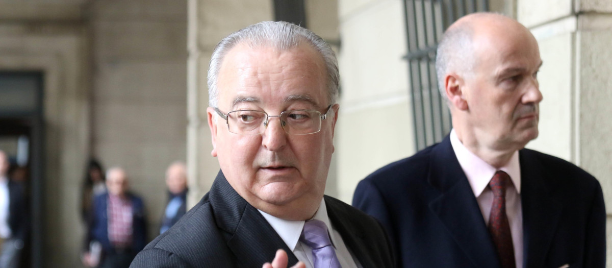 El exconsejero de Empleo Antonio Fernández (izq.), a su llegada a la Audiencia de Sevilla (archivo)