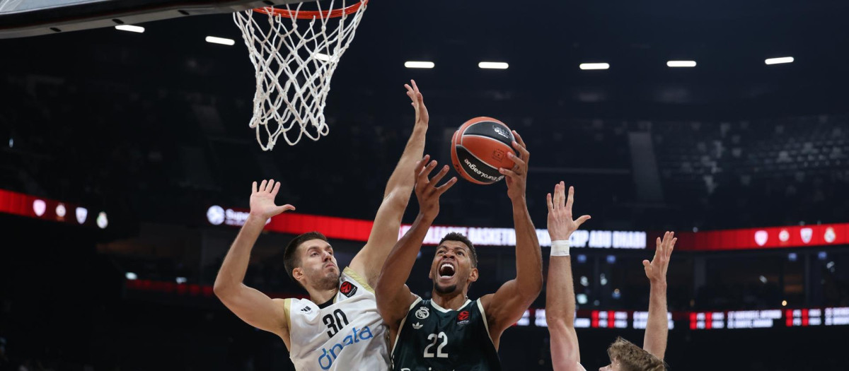 Walter Tavares entrando a canasta ante dos defensores rivales